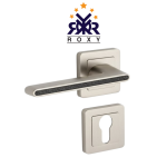 مقبض باب فضي مطفي مع خط اسود  – تصميم عصري